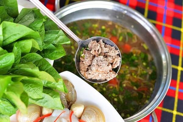 Lẩu cua đồng hải sản nóng hổi với đa dạng nguyên liệu tươi ngon