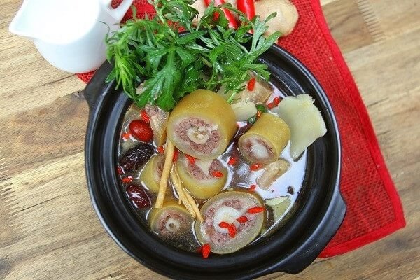 Lẩu đuôi bò thuốc bắc thơm ngon bổ dưỡng đang sôi sục trên bếp