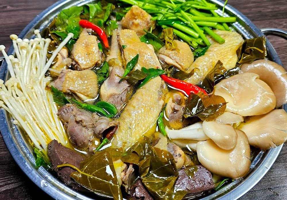 Lẩu gà lá giang chuẩn vị miền Trung, chua ngọt hài hòa