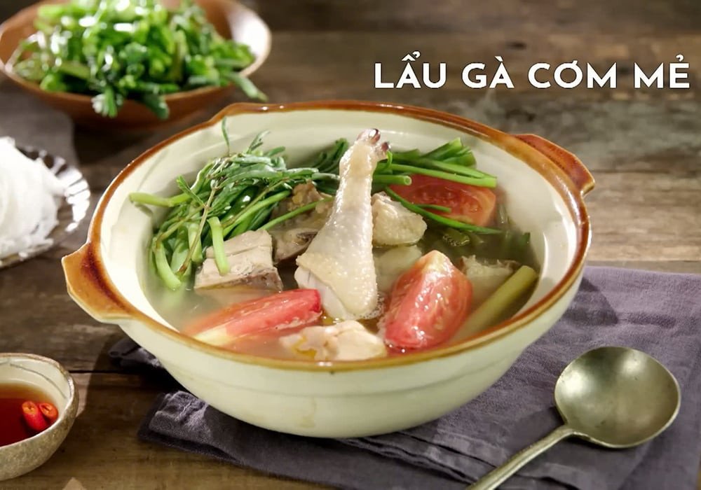 Lẩu gà nấu mẻ chua dịu, thanh mát
