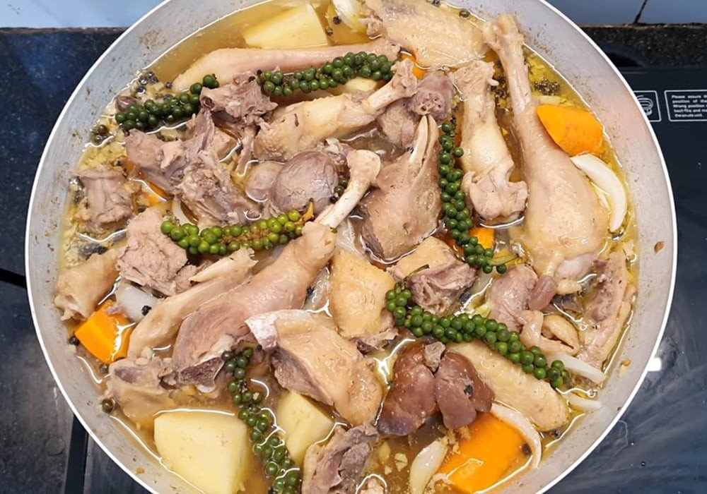 Lẩu gà nấu tiêu xanh thơm lừng, ấm áp