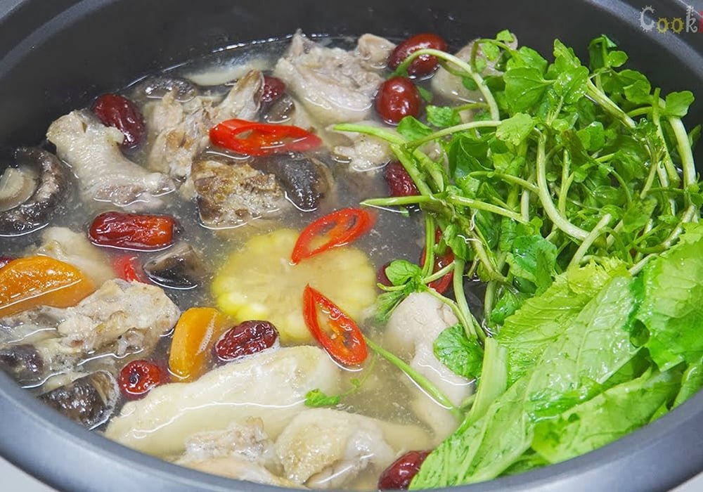 Lẩu gà nước dừa tươi ngon, thanh mát