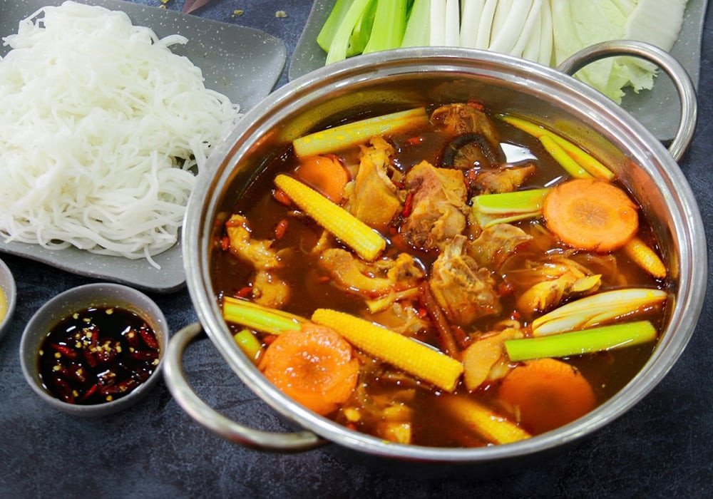 Lẩu gà Tứ Xuyên cay tê, đậm đà
