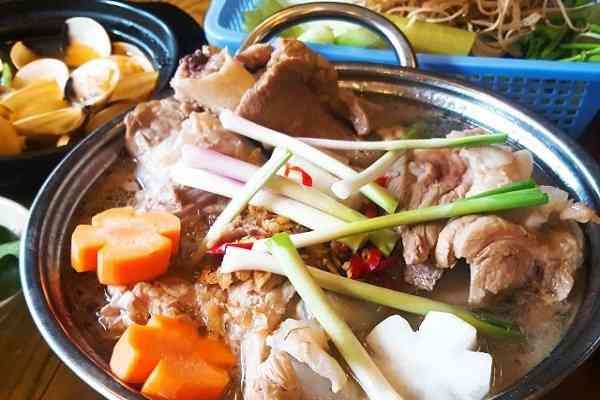 Lẩu xí quách nóng hổi với nước dùng trong vắt, xương hầm mềm rục