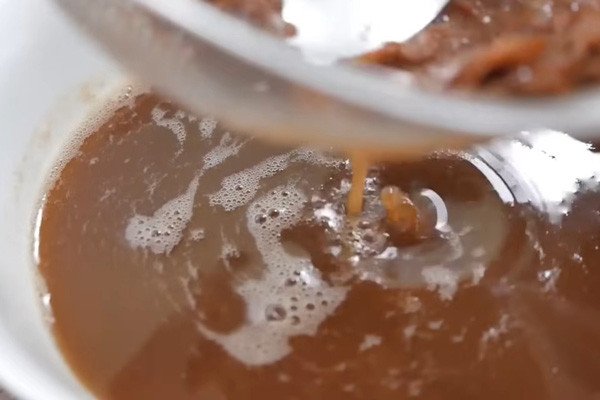 Lấy nước cốt me vắt cho món mực khô rim