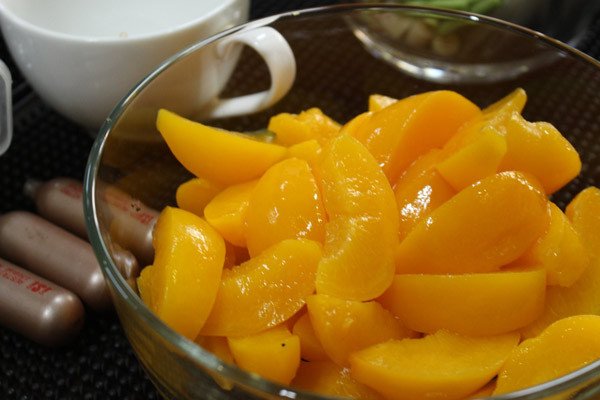 Lọ thủy tinh chứa đào ngâm thành phẩm đang được bảo quản trong ngăn mát tủ lạnh