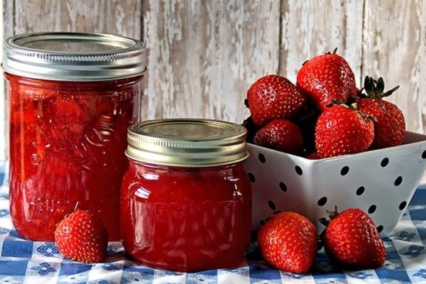 Lọ thủy tinh chứa mứt dâu tây homemade, đặt gọn gàng, sẵn sàng bảo quản lâu dài