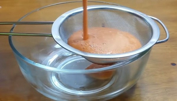 lọc hỗn hợp cà chua đã xay qua rây để tương cà chua mịn