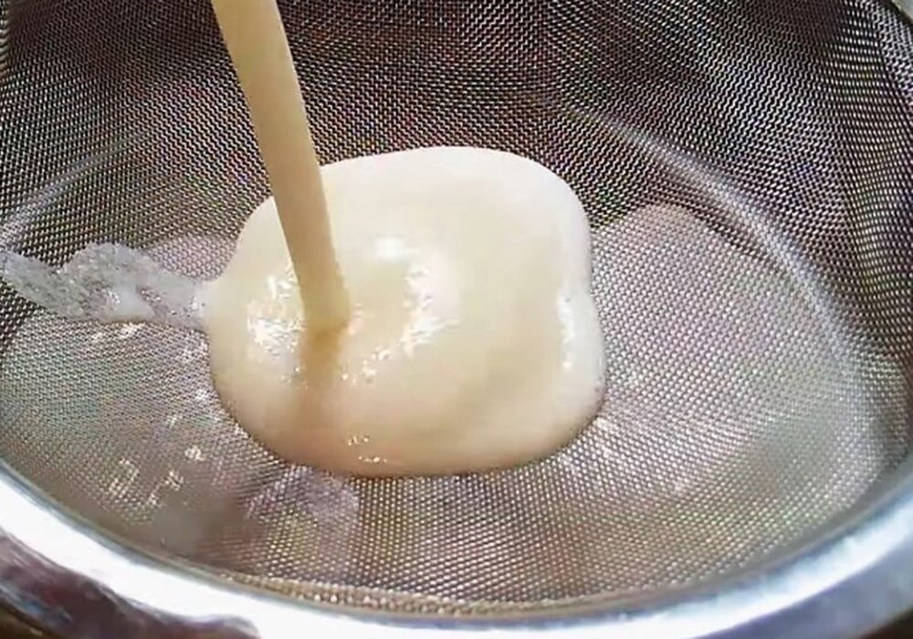 Lọc sữa hạt sầu riêng qua rây để loại bỏ bã và có thành phẩm mịn