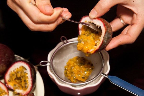 Lọc thịt chanh leo tươi để làm syrup giải khát