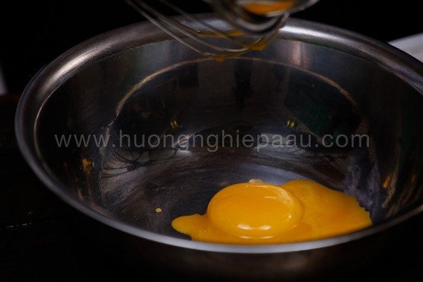 Lòng đỏ trứng gà chất lượng để làm rau câu bánh flan phô mai
