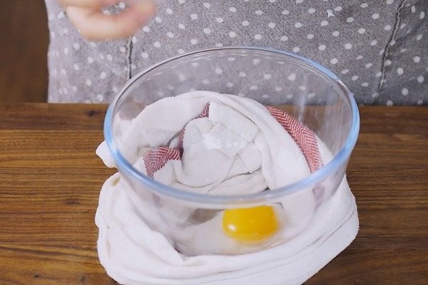 Lòng đỏ trứng gà được cho vào âu để làm sốt mayonnaise