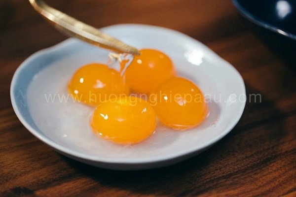 Lòng đỏ trứng muối béo ngậy làm nguyên liệu bánh Trung thu