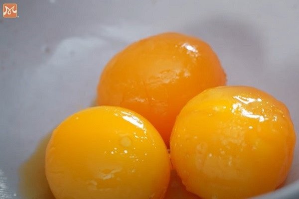 Lòng đỏ trứng muối sau khi nướng chín vàng, chuẩn bị cho nhân bánh trung thu