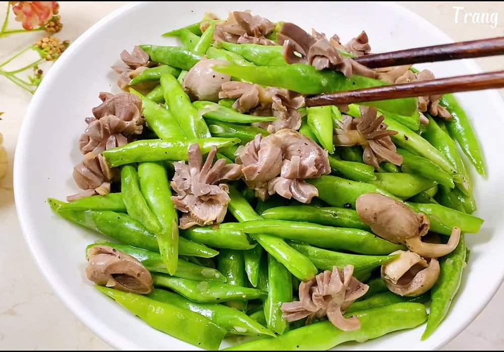Lòng gà xào đậu que xanh mướt, giòn ngon bổ dưỡng