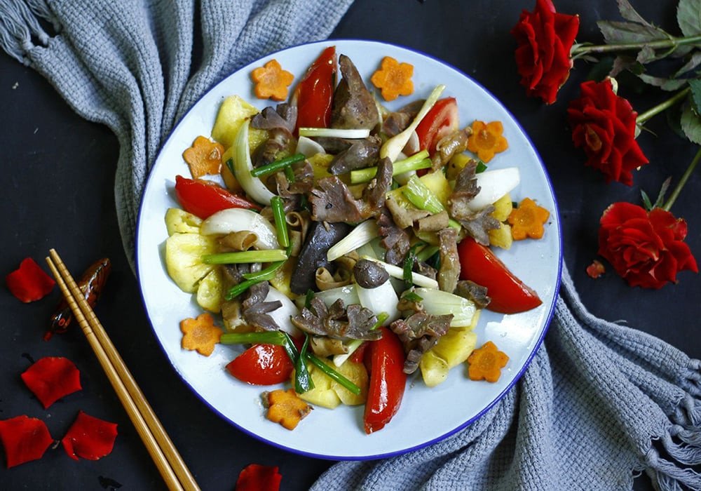 Lòng gà xào hành tây thanh mát, giòn ngon