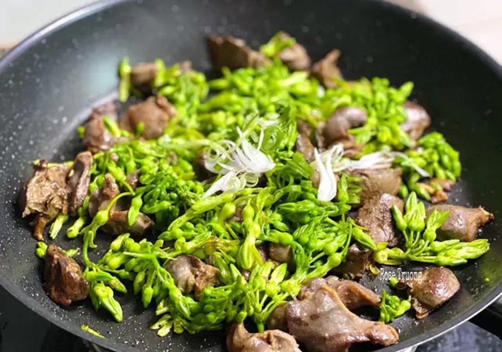 Lòng gà xào hoa thiên lý thanh đạm, hương vị độc đáo