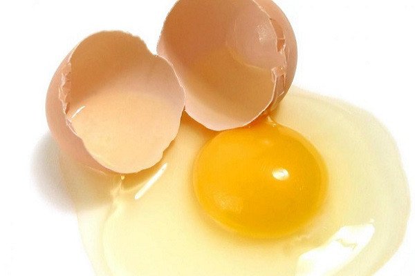 Lòng trắng trứng giúp hút bớt muối khi món ăn bị mặn