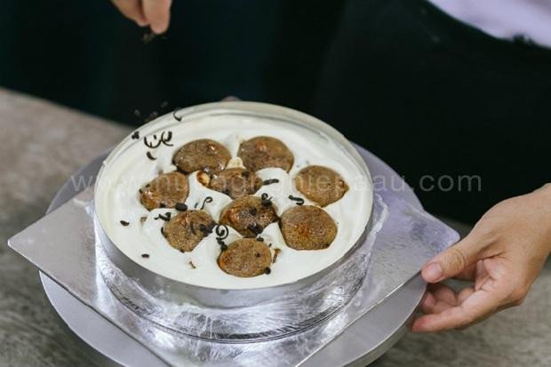 Lớp bánh Ladyfingers và kem Mascarpone trong quá trình tạo hình Tiramisu