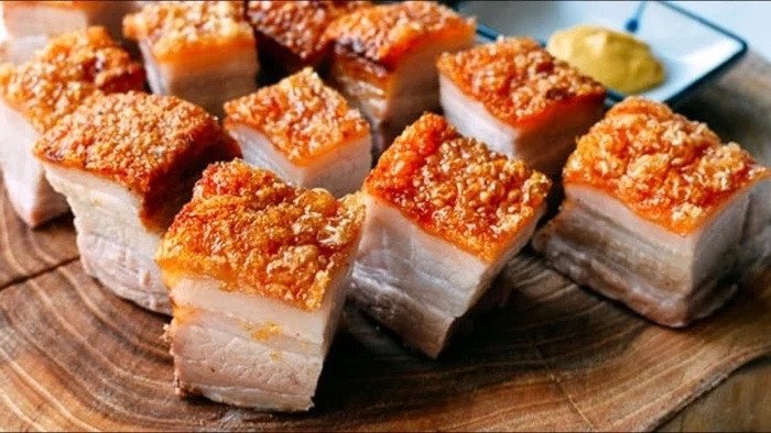 Lớp da vàng, giòn rụm của món thịt heo quay làm bằng nồi chiên không dầu