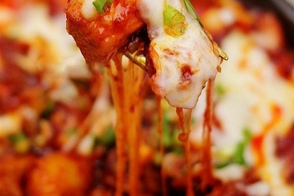 Lớp phô mai Mozzarella tan chảy béo ngậy trong món gà nướng phô mai