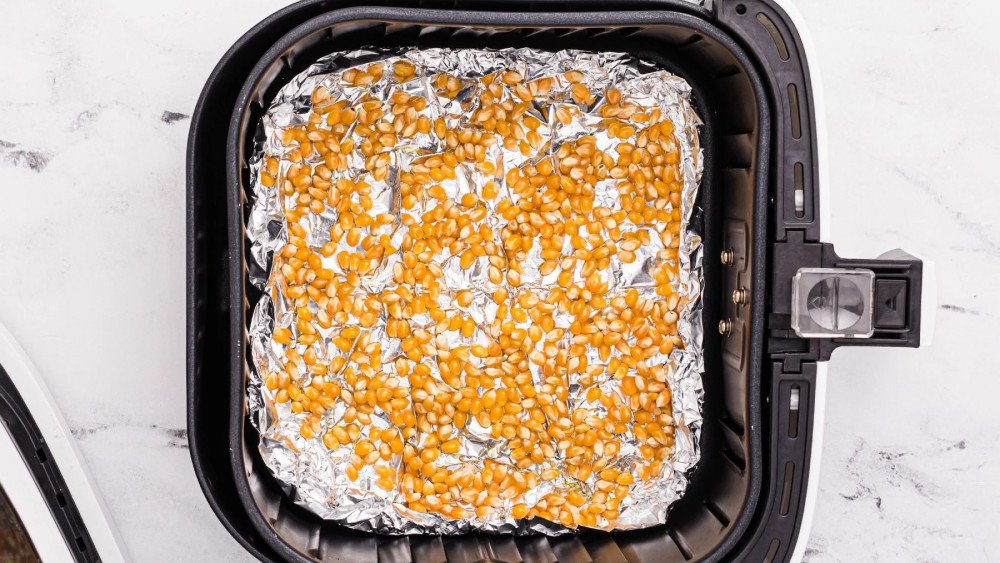 Lót giấy bạc trải hạt bắp Mỹ trong nồi chiên không dầu