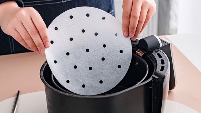 Lót giấy nến trong nồi chiên không dầu để chống dính