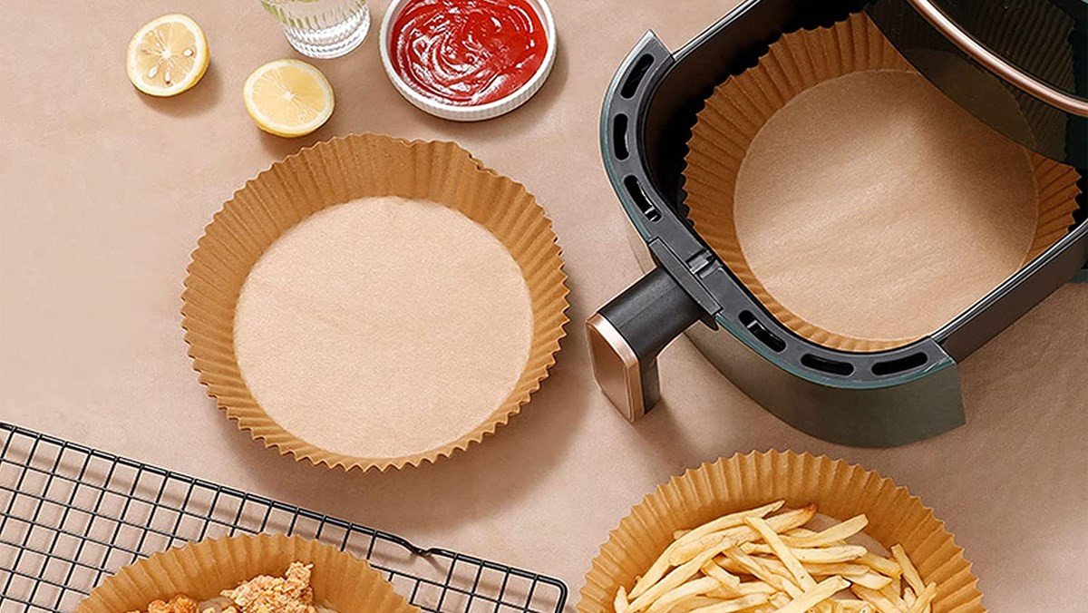 Lót giấy nến vào khuôn bánh, đảm bảo chống dính cho bánh chuối nướng
