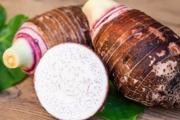 Lựa chọn củ khoai môn tươi ngon vừa phải để làm bánh chiên