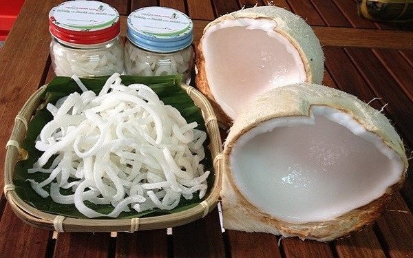 Lựa chọn **cùi dừa non** mềm ngon để làm **mứt dừa** dẻo chuẩn vị