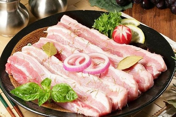 Lựa chọn thịt ba chỉ tươi ngon cho món thịt heo kho mắm ruốc sả