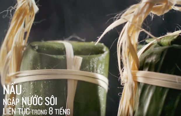Luộc bánh tét truyền thống trong nồi lớn đủ thời gian