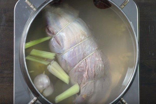 Luộc bắp bò thơm lừng