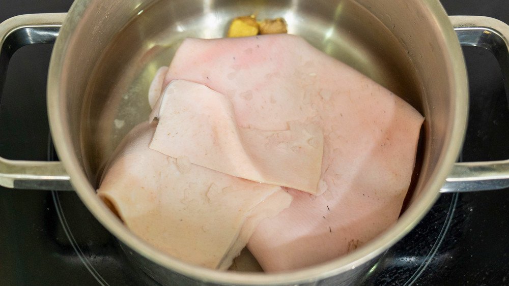 Luộc bì heo trắng giòn, thơm ngon