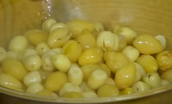 Luộc hạt sen và bạch quả chuẩn bị nấu chè dưỡng nhan