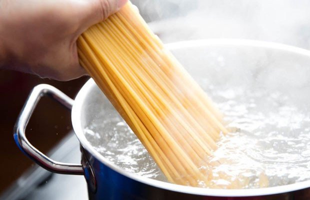 Luộc mì Spaghetti trong nồi nước sôi lớn