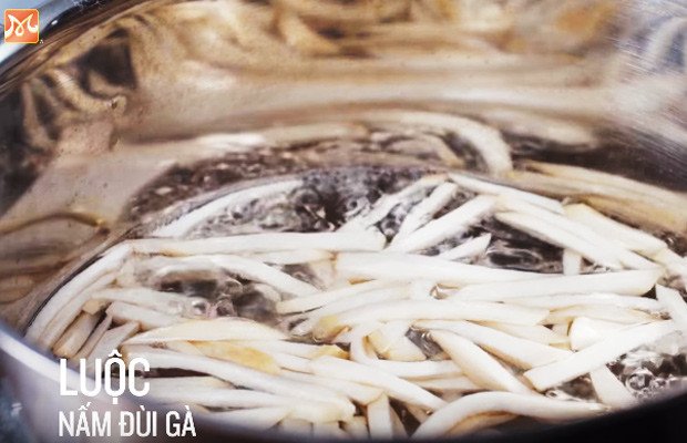 Luộc nấm đùi gà đúng cách