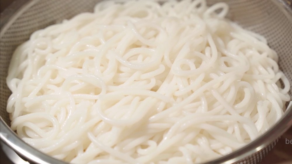 luộc sợi bún to cho món bún bò huế