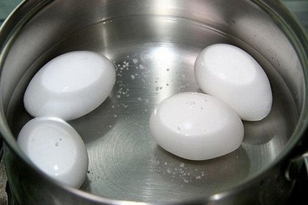 Luộc trứng vịt lộn chín tới, chuẩn bị chiên nước mắm