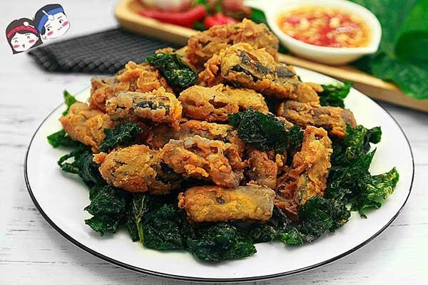 Lươn đã tẩm bột và trứng chuẩn bị chiên, giúp món lươn chiên giòn thêm hấp dẫn