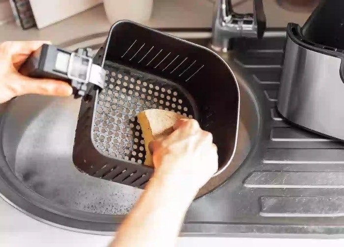 Lưu ý vệ sinh sạch nồi chiên không dầu sau khi nướng vịt