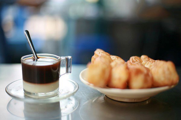 Ly bạc xỉu đá thơm ngon với lớp cà phê và sữa hài hòa
