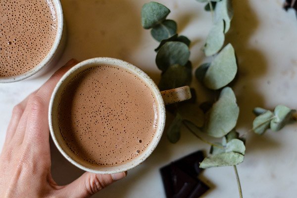 Ly ca cao nóng hổi, thức uống giàu năng lượng cho buổi sáng