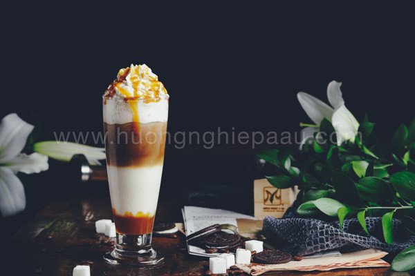 Ly cà phê Caramel Macchiato phân tầng đẹp mắt với lớp bọt sữa
