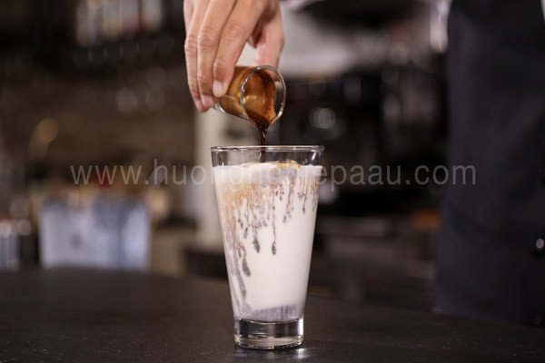 Ly cà phê cốt dừa thơm ngon béo ngậy sau khi hoàn thành công thức làm cà phê cốt dừa