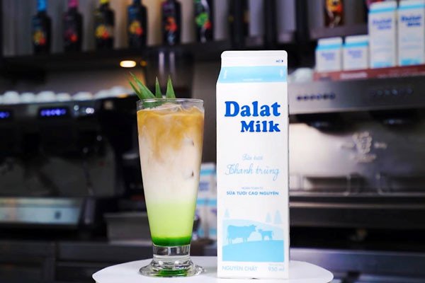 Ly cà phê sữa tươi lá dứa với màu sắc phân tầng bắt mắt