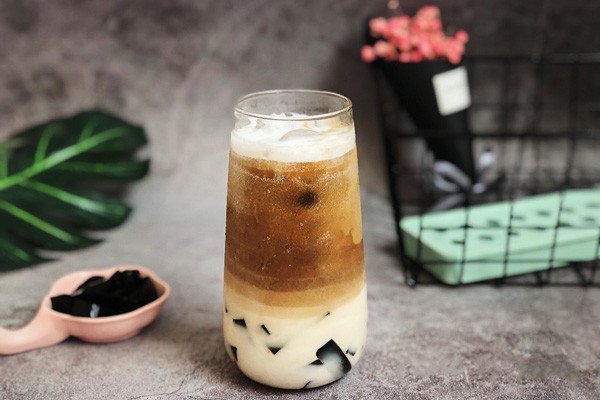 Ly cà phê sữa tươi sương sáo mát lạnh, topping hấp dẫn