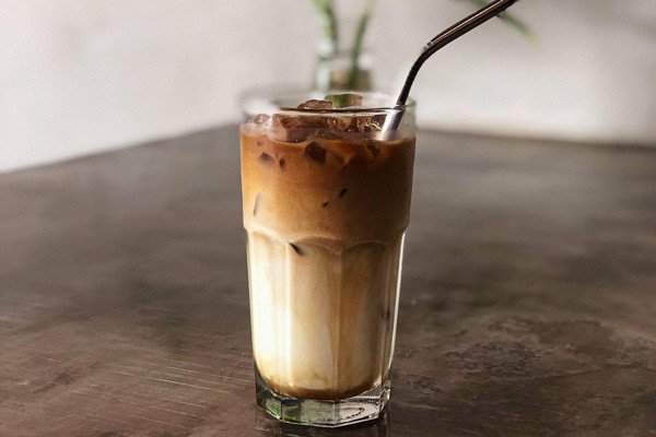 Ly cà phê sữa tươi thơm ngon, chuẩn bị cho ngày mới