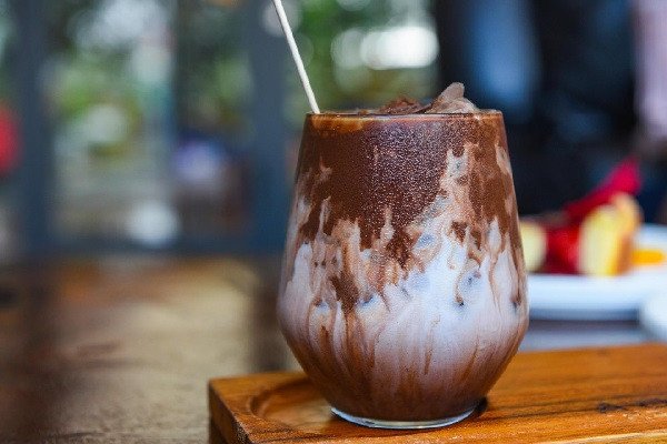 Ly cacao sữa đá với lớp sữa và cacao phân tầng đẹp mắt