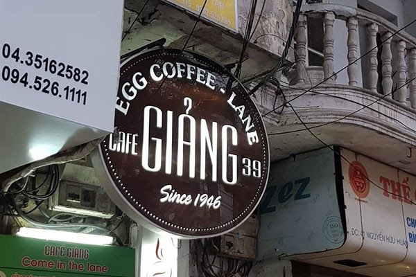 Ly cafe trứng Giảng truyền thống béo ngậy trên bàn gỗ